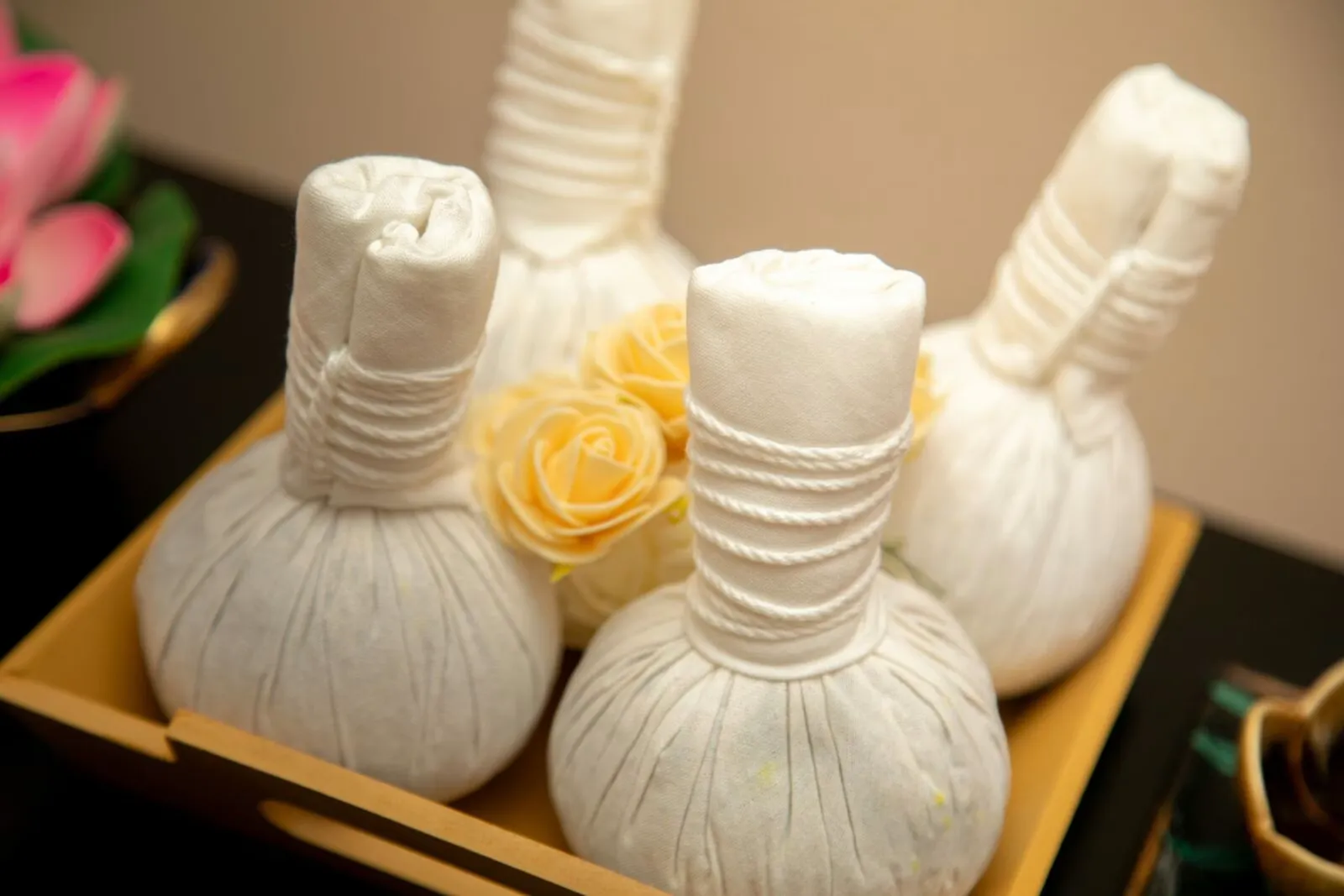 Kruidenstempelmassage bij Poolsuk Massage